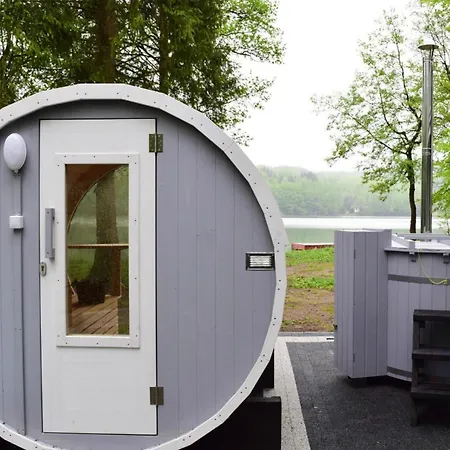 Casa vacanze Semi-detached House Directly On The Lake,