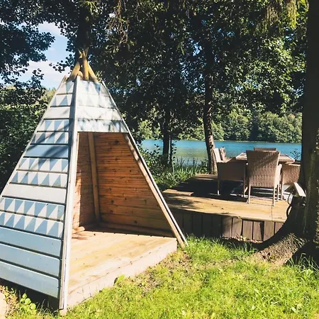 Semi-detached House Directly On The Lake, Casa vacanze Stare Czaple